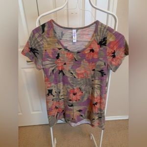LuLaRoe Hawaiian print tshirt